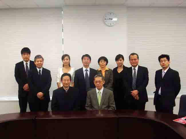 與客戶合影（左前一、我公司董事長）