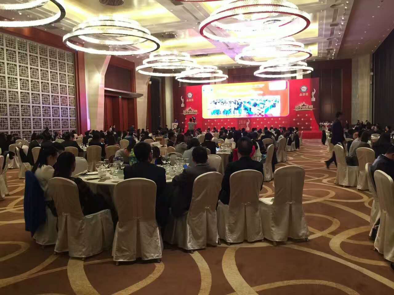 第九屆‘2016中國呼叫中心與服務(wù)外包國際峰會(huì)’暨金音獎(jiǎng)-中國佳客戶聯(lián)絡(luò)中心與CRM頒獎(jiǎng)典禮’